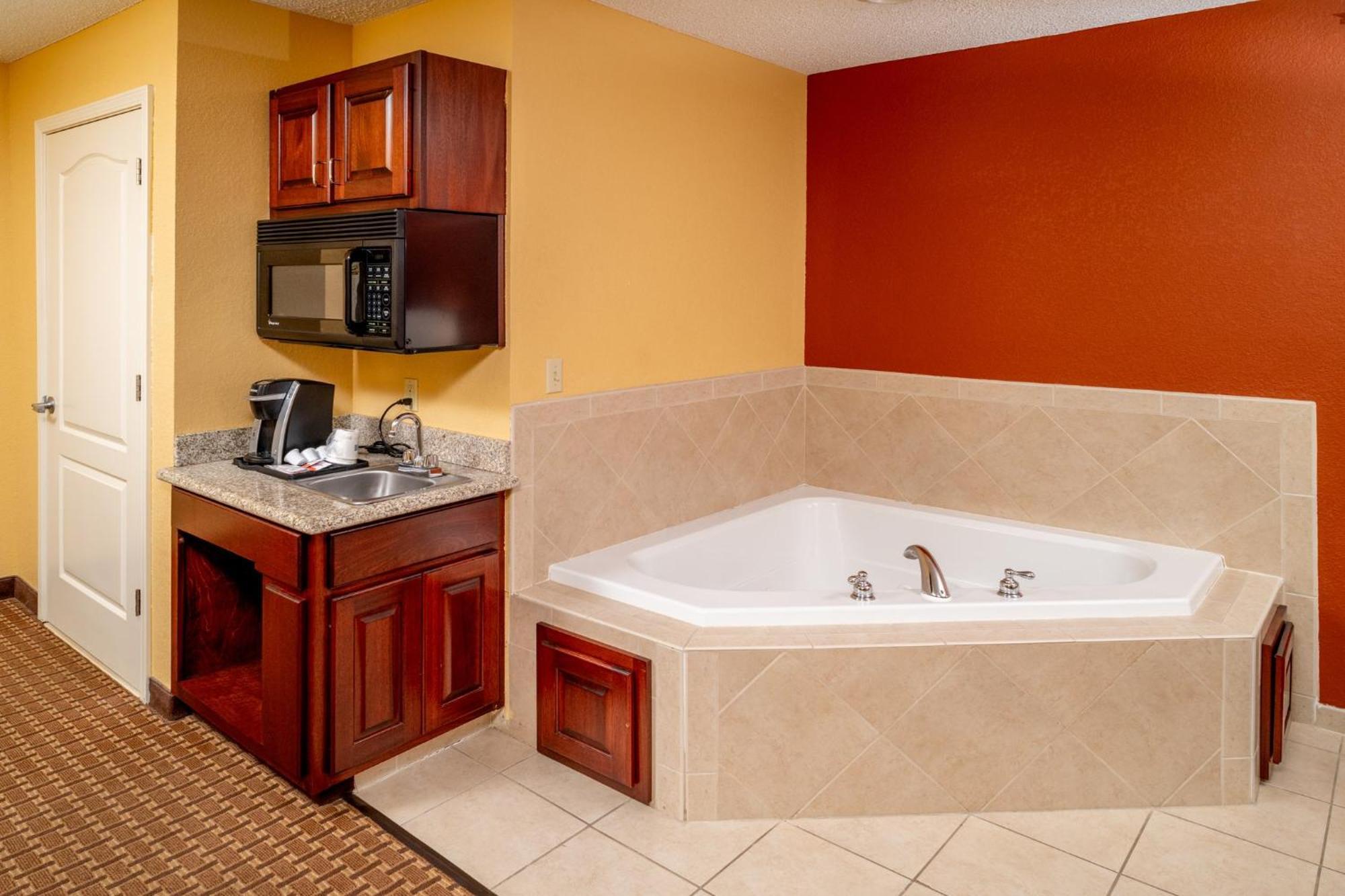 Holiday Inn Express And Suites Hazard By Ihg Exterior photo