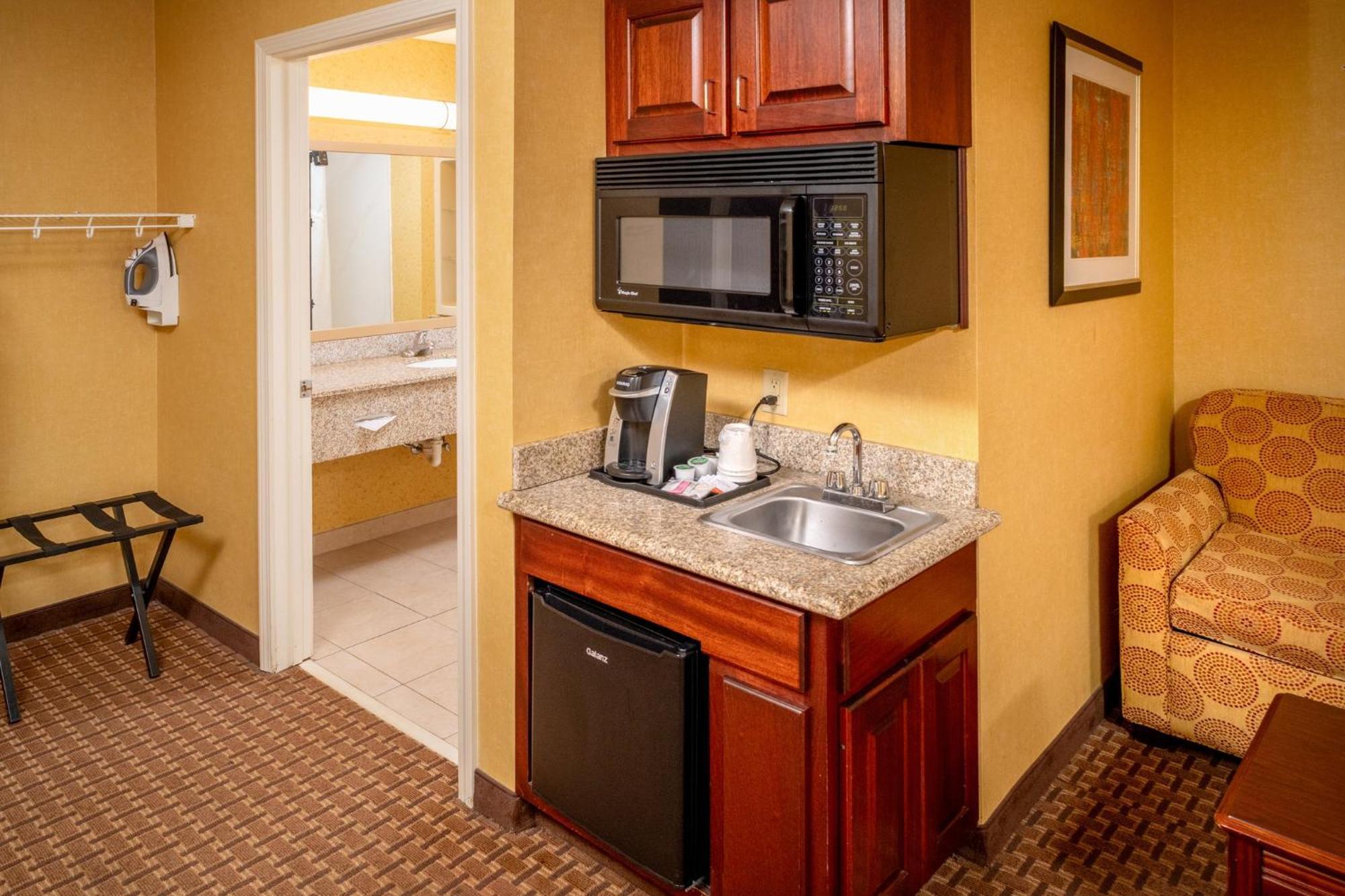 Holiday Inn Express And Suites Hazard By Ihg Exterior photo